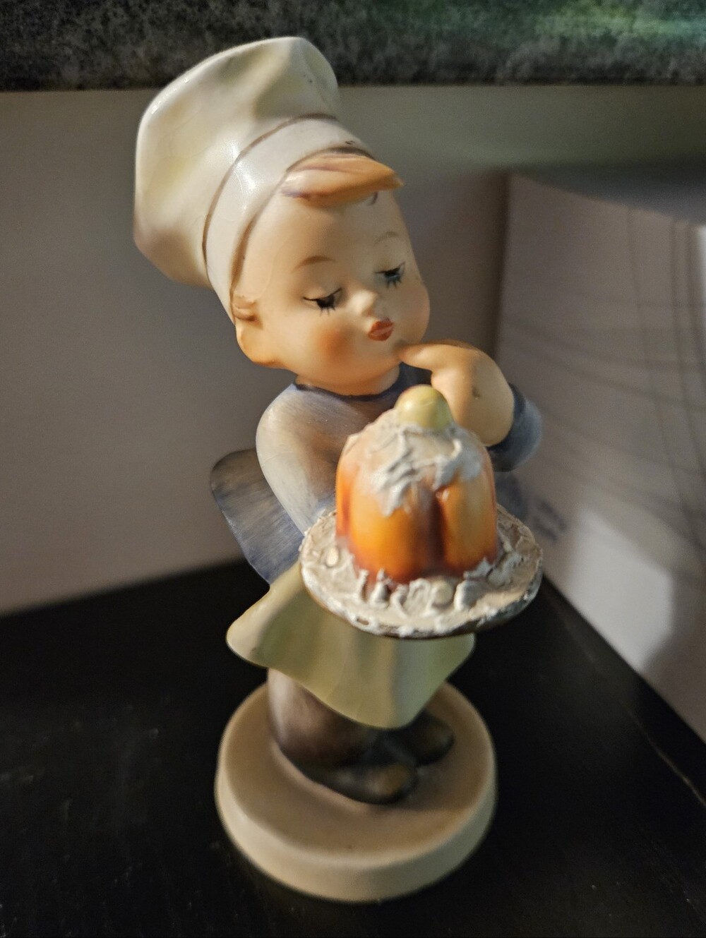 Vintage Goebel M.I. Hummel Figurine "Baker" #128 TMK-3 Stylized Bee W. Germany